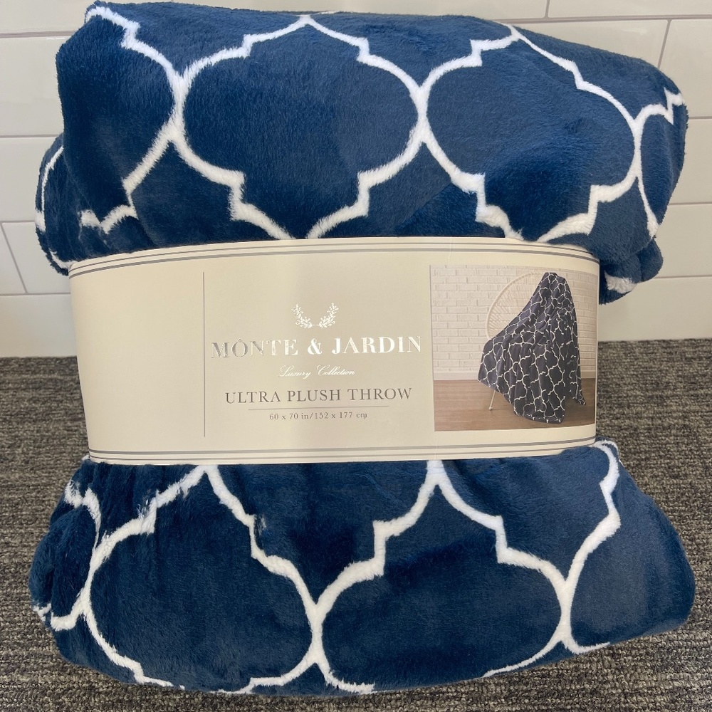 Monte & Jardin Plush Throw